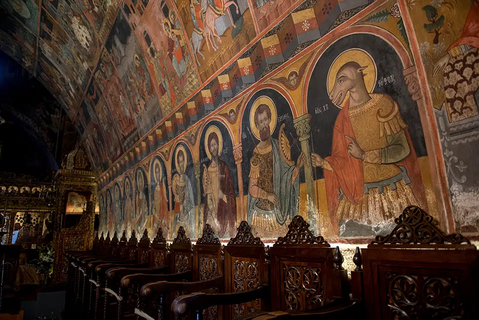 A l'intérieur d'une église orthodoxe. Une série de portrait de saints sont peints. Parmi eux, saint Christophe est représenté avec une tête de chien.