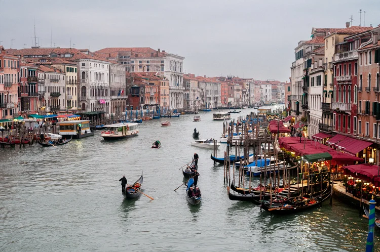 Vue du grand canal depuis le pont Rialto Vue du grand canal en fin de journée