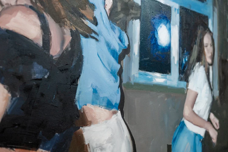 Peinture de Mark Tennant représentant des adolescentes dansant dans un appartement.