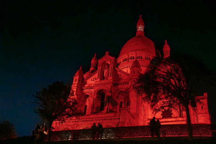 La basilique du sacré cœur de Paris en rouge