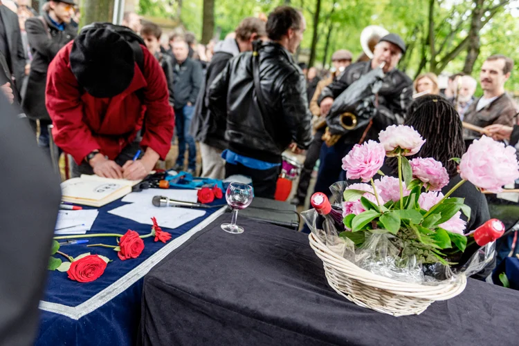 Un homme signe le livre d'or de l'enterrement de Siné dans le cimetière de Montmartre.