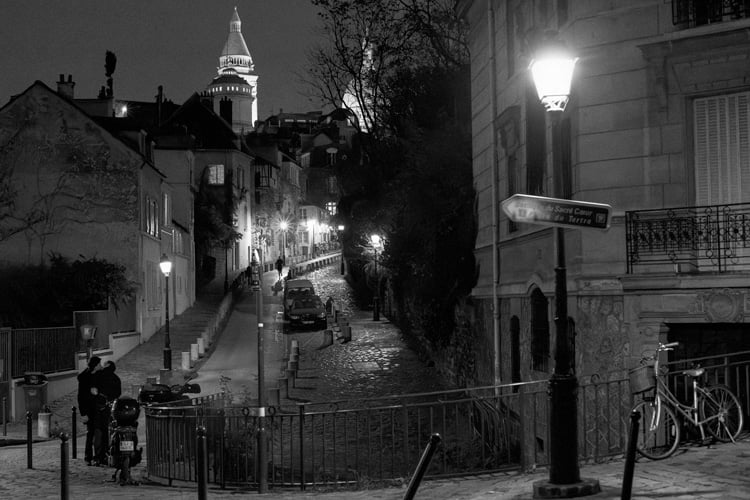 Vue en contre plongée de la rue de l'abreuvoir à Montmartre