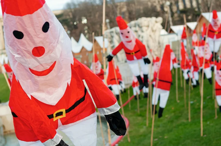 Cerfs volants en forme de pères noël planté sur une pelouse