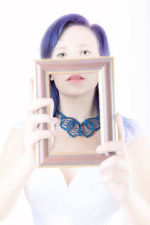 Femme portant un collier bleu