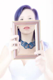 Femme portant un collier bleu