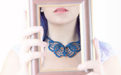Choker bleu de Caroline Auraix