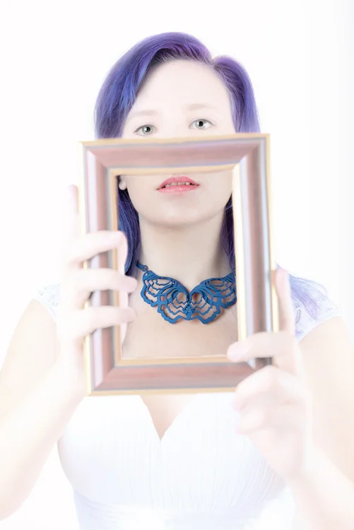Femme portant un collier bleu
