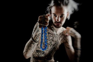Homme présentant un collier bleu