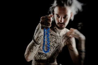 Homme présentant un collier bleu