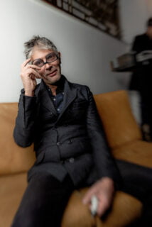 Portrait d'un homme assis sur un canapé