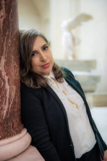 Portrait d'une femme adossée à une colonne en marbre