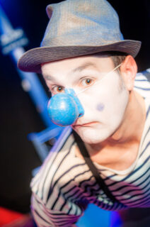 Portrait d'un clown au nez bleu