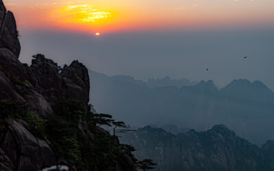 Lever de soleil sur les montagnes jaunes