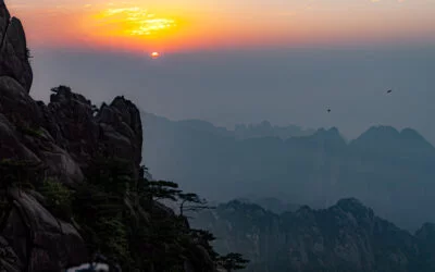 Lever de soleil sur les montagnes jaunes