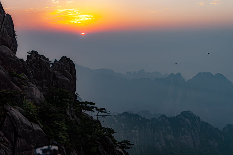 Lever de soleil sur les montagnes jaunes