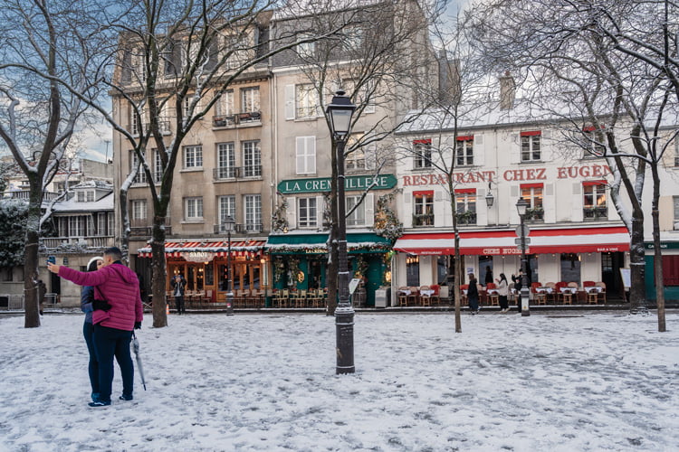 Un couple se prend en selfie sur la place du tertre