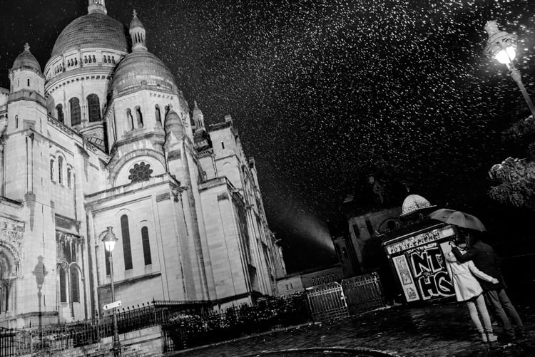 un couple sur le parvis du Sacré Coeur de Montmartre