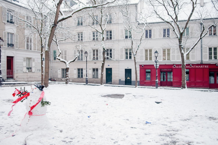 Bonhomme de neige sur la place du tertre enneigée