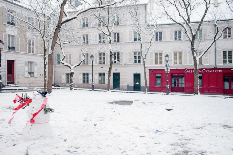 Bonhomme de neige sur la place du tertre enneigée