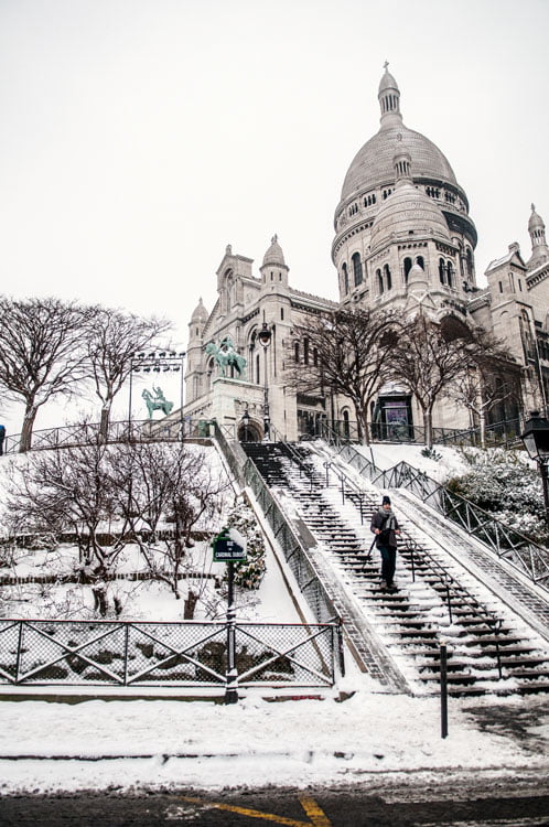 les escaliers de la rue du cardinal Dubois enneigé