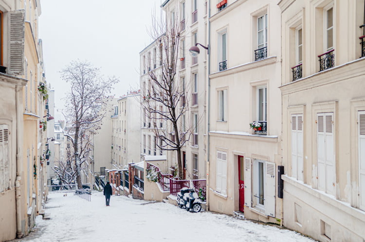 une ruelle en pente de Montmartre enneigée