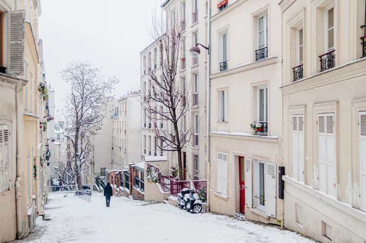 une ruelle en pente de Montmartre enneigée
