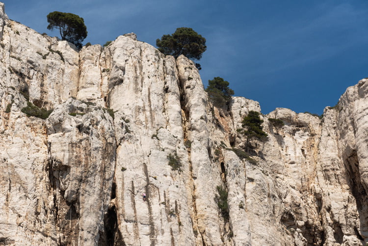 Vue en contreplongée d'une falaise de calanque