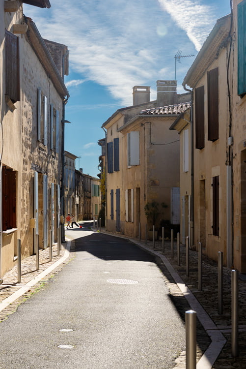 Dans une ruelle du sud de la france, deux enfants jouent au ballon
