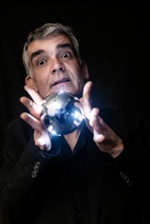 Portrait d'un magicien tenant une boule lumineuse
