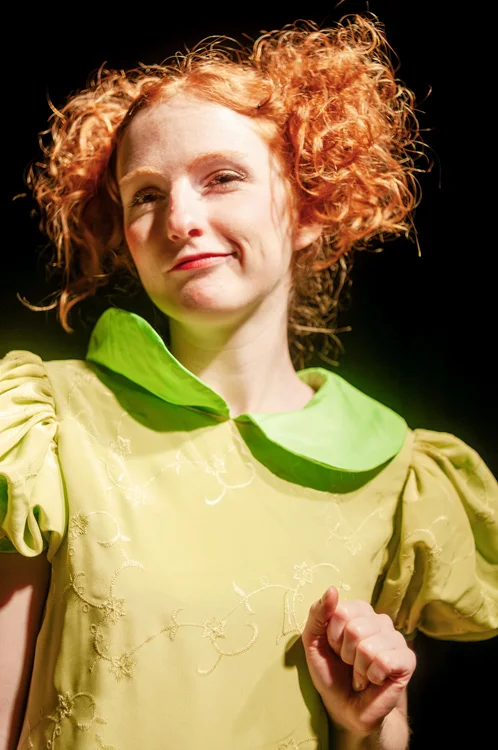 Portrait d'une jeune comédienne rousse en tenue de princesse